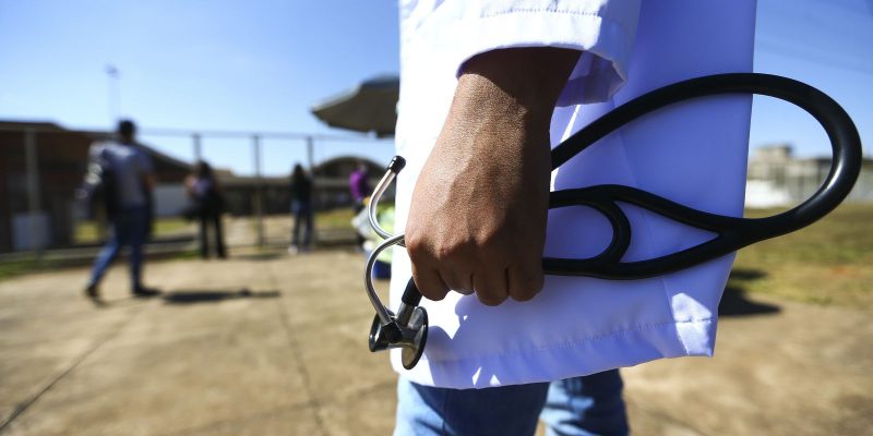 Profissionais de enfermagem fazem ato em Brasília por piso salarial
