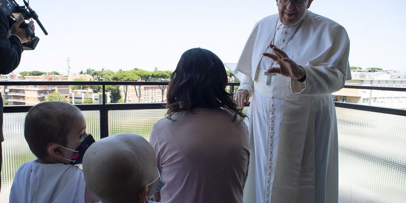 Papa está bem, mas ficará ainda uns dias no hospital, informa Vaticano