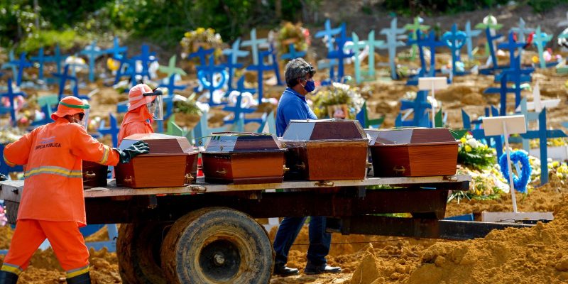 Brasil chega à marca de 700 mil mortes por covid-19