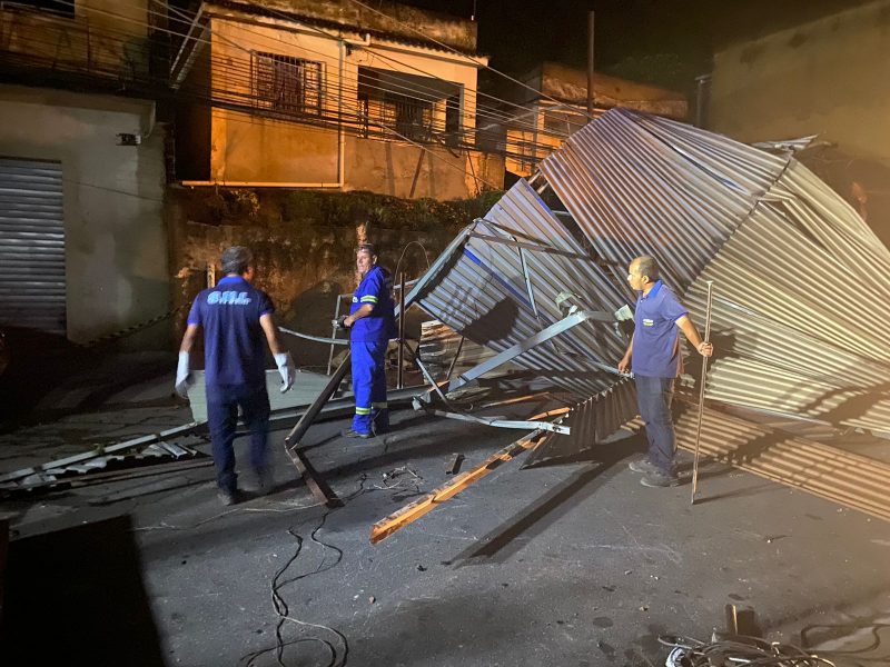 Equipes da prefeitura de Volta Redonda atuam após forte chuva