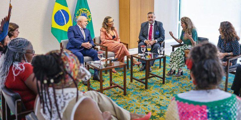 Lula recebe trabalhadoras da linha de frente do SUS durante a pandemia