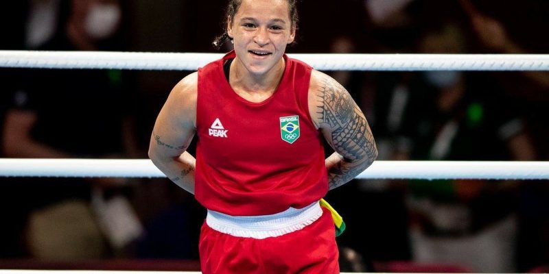 Bia Ferreira e Bárbara Santos avançam às semifinais do Mundial de Boxe