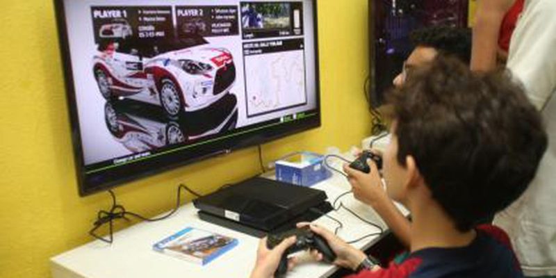 Excesso de telas entre jovens pode causar dores e puberdade precoce