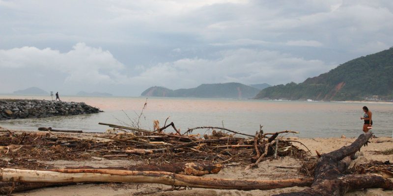 Chuvas ainda provocam deslizamentos e alagamentos em São Sebastião