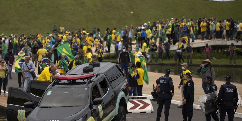 Moraes liberta mais 130 pessoas presas por atos golpistas de janeiro