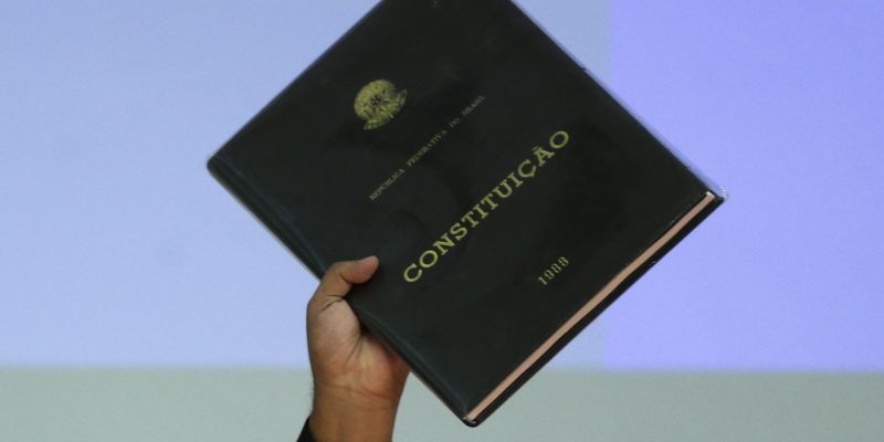 Moraes mantém prisão de homem que furtou réplica da Constituição