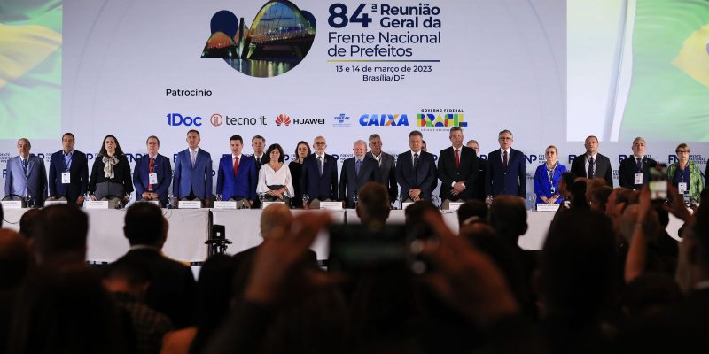 Lula quer banco público emprestando para obras em municípios