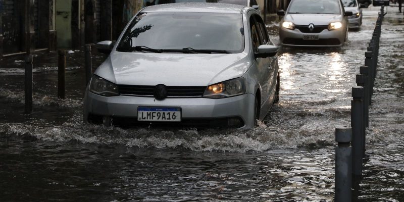 Chuvas deixam dois mortos e uma pessoa desaparecida no Rio
