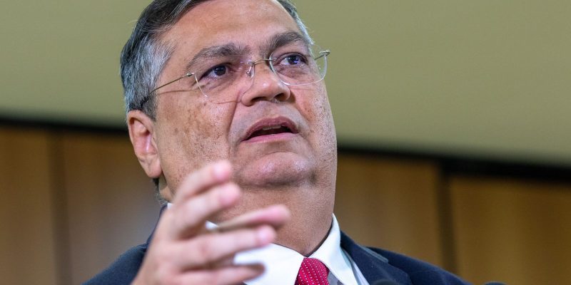 Ministro entra com notícia-crime contra sete parlamentares