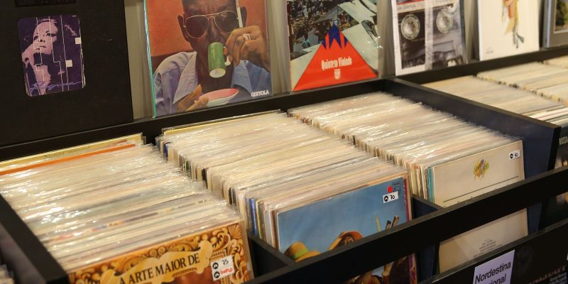 Vendas de vinil ultrapassam as de CD pela primeira vez desde 1987