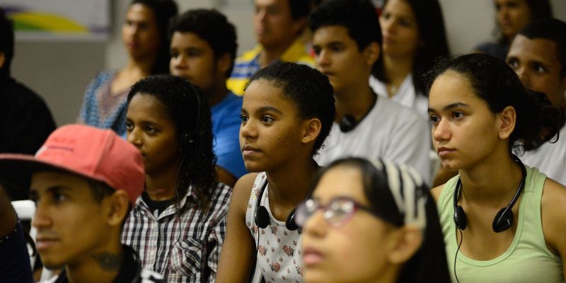 Pobreza e violência pioram saúde mental de jovens