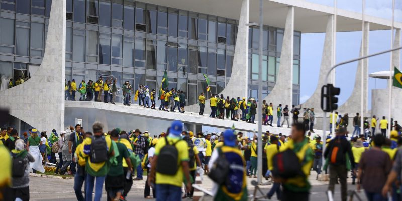 Moraes aceita denúncia contra participantes de atos golpistas
