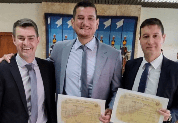 SECRETÁRIO DE SAÚDE JAYME NETO E DIRETOR DO HOSPITAL MUNICIPAL DE EMERGÊNCIA RECEBEM DIPLOMA AMIGO DA AMAN