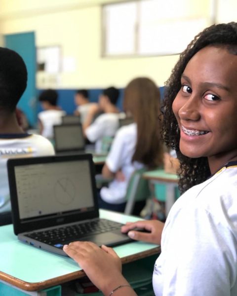 Volta Redonda entrega mais de 3 mil computadores a estudantes da rede municipal