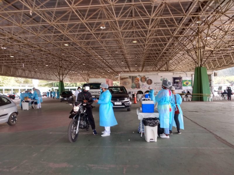 Volta Redonda faz drive-thru de vacinação contra gripe e Covid-19 nesta quarta-feira, dia 19