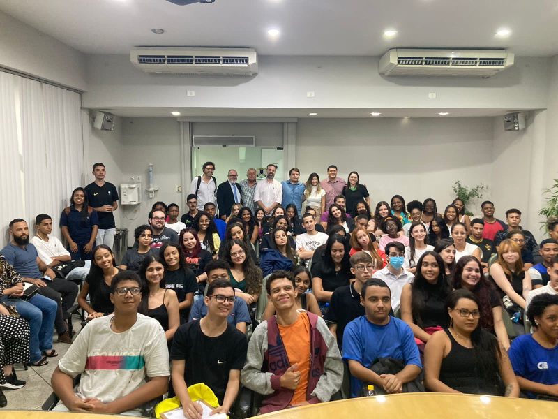 Alunos do Pré-Enem gratuito têm aula inaugural em Volta Redonda