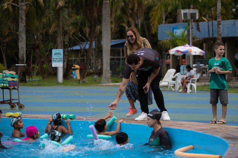 Crianças do projeto ‘Nadando com Thiago Pereira’ recebem a visita do ídolo na Ilha São João, em Volta Redonda