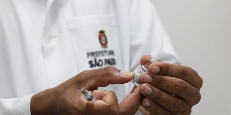 São Paulo vacina pessoas em situação de rua contra gripe e covid-19