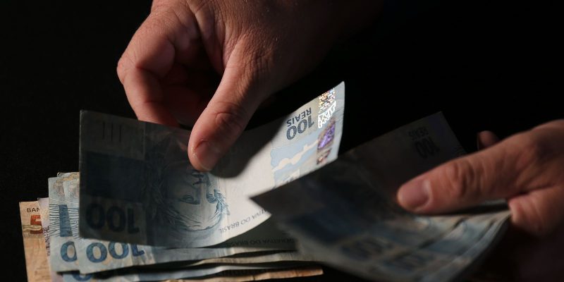 Renda comprometida com dívidas é a menor desde antes da pandemia