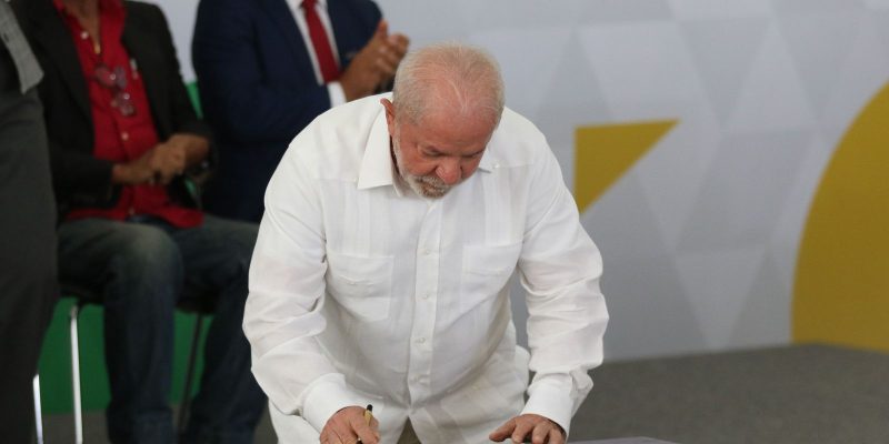 Governo concede reajuste de 9% a servidores do Executivo federal