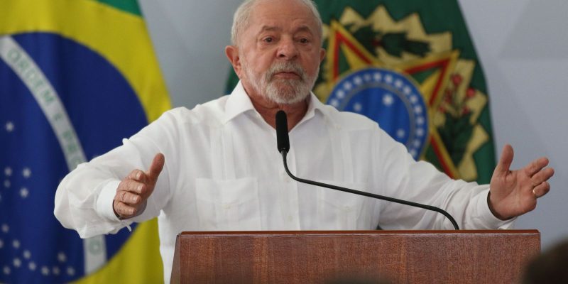 Lula anuncia política de reajuste do salário mínimo e isenção de IR