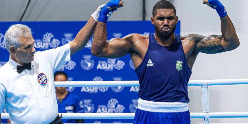 Abner Teixeira e Yuri Reis avançam às oitavas do Mundial de Boxe
