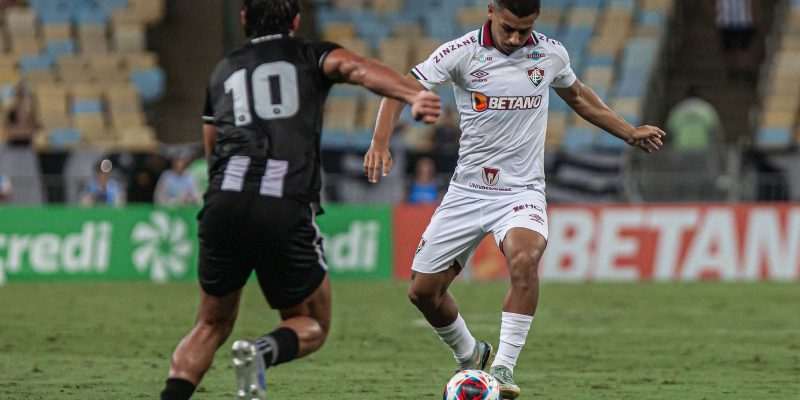 Botafogo bate Flu e segue líder da Série A por mais uma rodada
