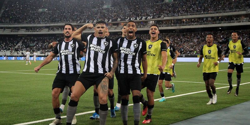 Com dois de Tiquinho, Botafogo vence e reassume a ponta do Brasileiro