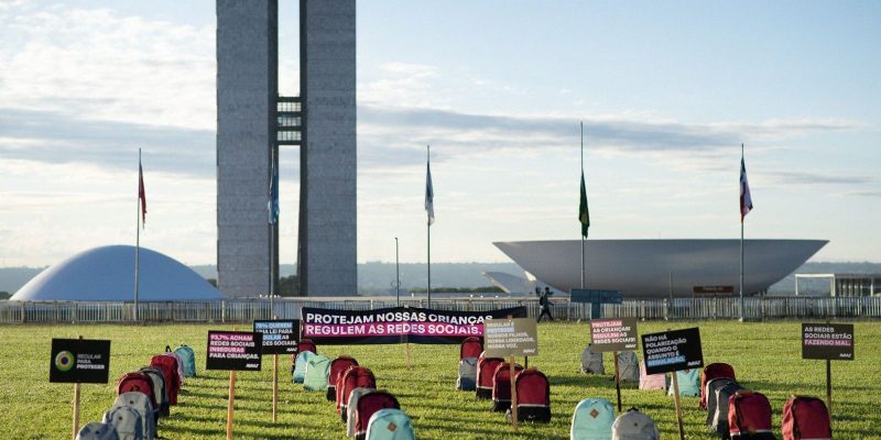 Ato no gramado do Congresso lembra vítimas de ataques em escolas