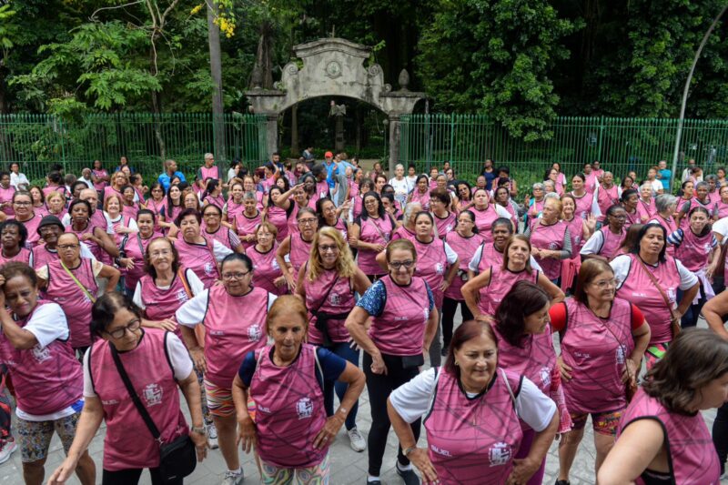 Moradores de Barra Mansa recebem camisas para participacao em atividades