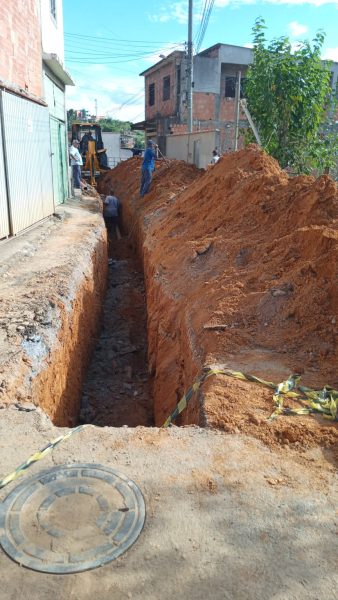Saae de Volta Redonda troca rede de esgoto em rua do bairro Mariana Torres