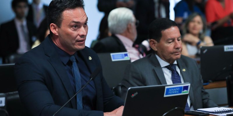 Senado aprova equiparação de milícias e facções a terroristas