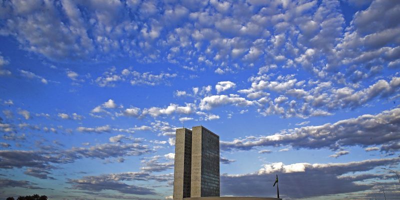 Arcabouço fiscal: relator inclui gatilho para descumprimento de regras