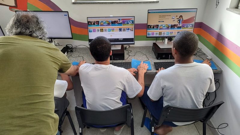 Fundação Beatriz Gama promove aula inaugural do curso de informática para adolescentes que cumprem medidas socioeducativas