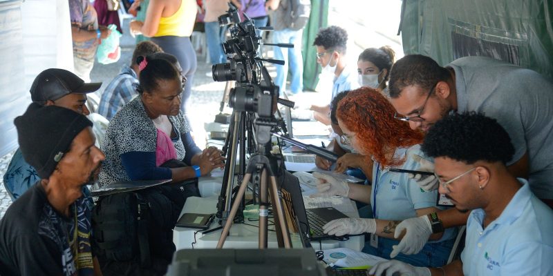 Mulher que viveu na rua é parceira do TJRJ em ação pelo registro civil