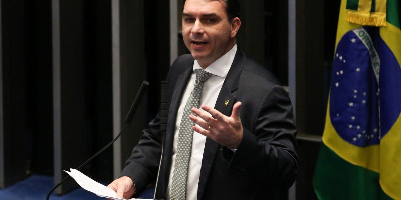 TSE multa Flávio Bolsonaro em R$ 5 mil por fake news contra Lula