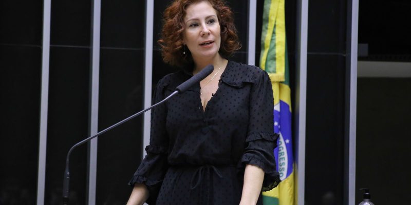 TSE multa deputada Zambelli por desinformação sobre processo eleitoral