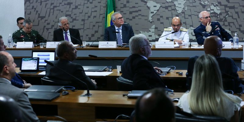 Múcio defende que militar para entrar na política deve deixar a Força