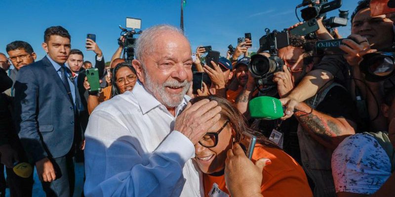 Lula desce rampa do Planalto e defende prédios públicos sem grades