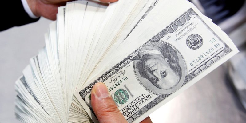 Dólar cai para R$ 4,77 e fecha no menor valor em mais de um ano