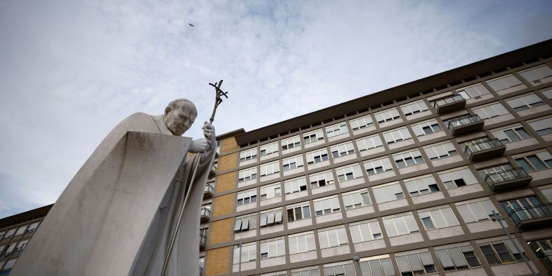 Papa recupera-se bem de cirurgia, diz Vaticano