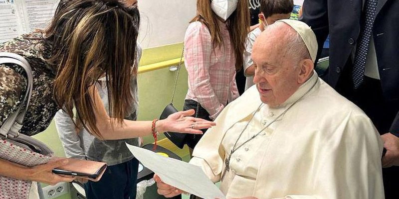 Papa deixa hospital "em melhor forma do que antes", diz médico