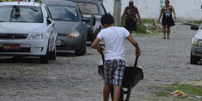 De janeiro a abril, Brasil resgata 702 menores do trabalho infantil