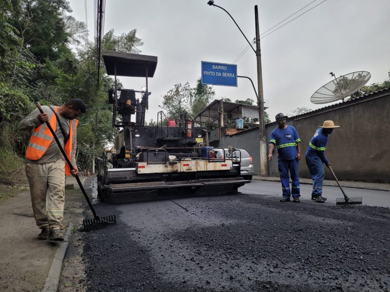 Volta Redonda: novo asfalto chega ao bairro Pinto da Serra