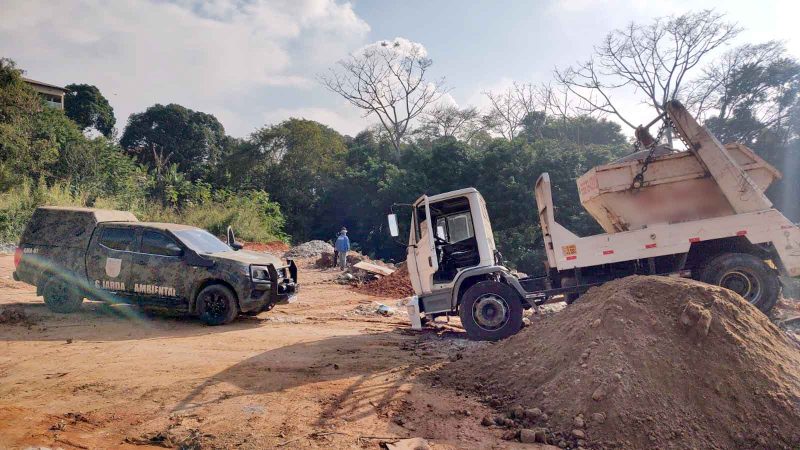 Guarda Ambiental apreende caminhao por descarte irregular – Barra Mansa