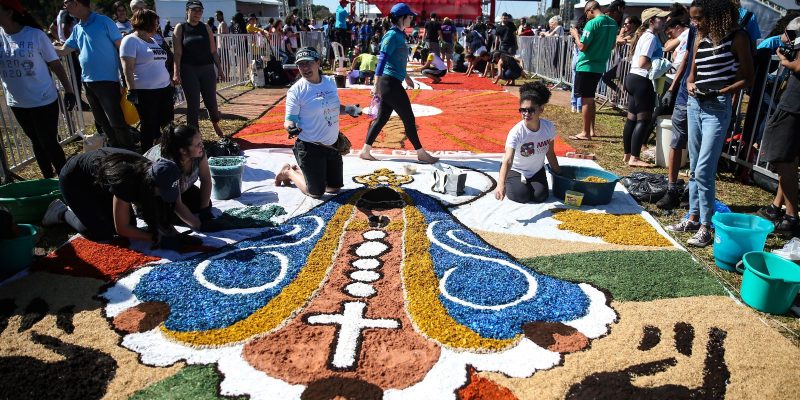 Tapete de Corpus Christi é montado na Esplanada dos Ministérios