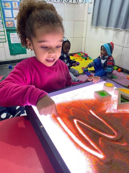 alunos das creches municipais de Barra Mansa recebem materiais ludicos