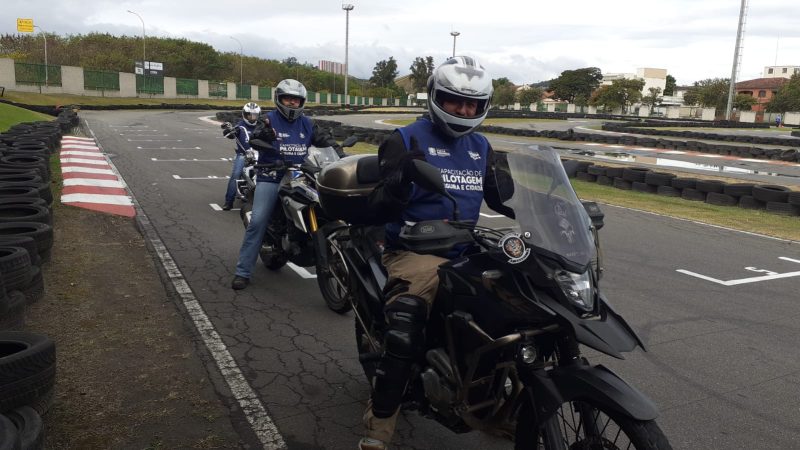 Volta Redonda capacita 46 motociclistas no curso gratuito de pilotagem segura