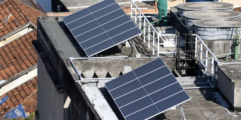 Brasil chega a 2 milhões de placas de energia solar em telhados