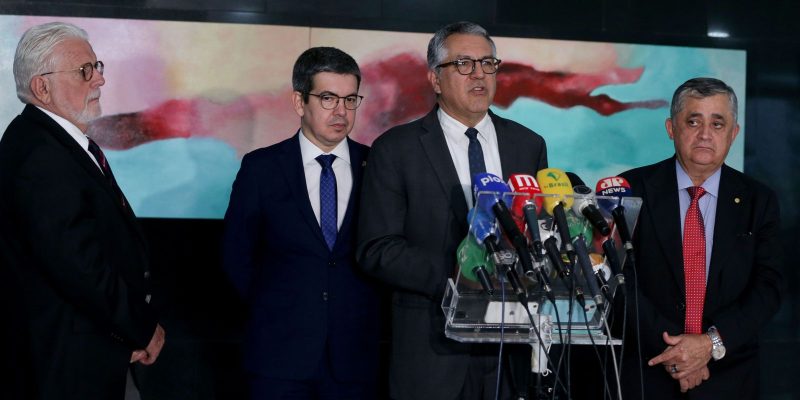 União Brasil deve reavaliar indicações de ministros, diz Padilha